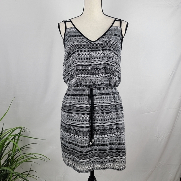 City Triangles Size M Black & White Geometric Pattern Sleeveless Strappy Dress - Picture 1 of 12